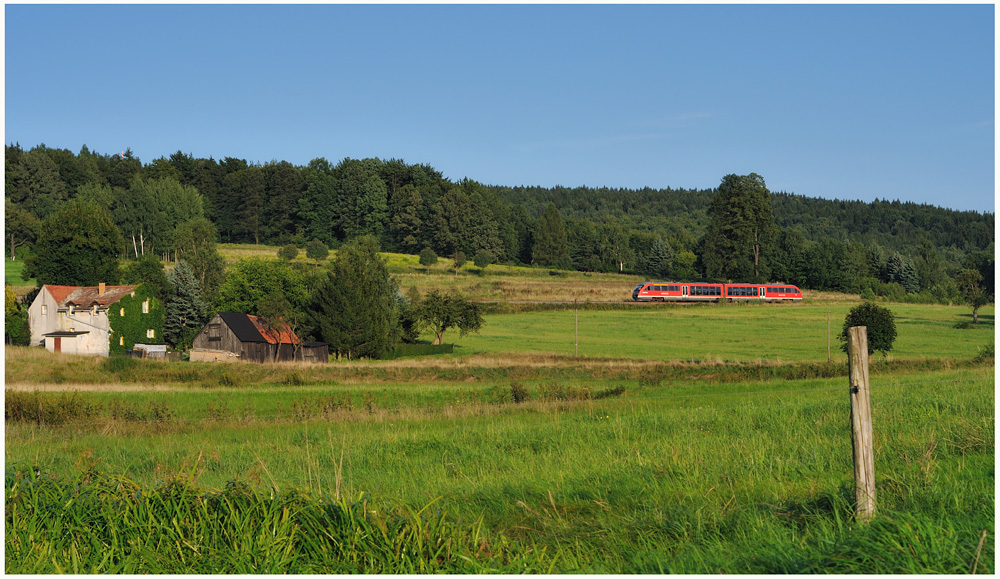 Abschied nehmen im Sebnitztal!?
Seit meinem letzten Upload mit dem Foto   H�nde weg vom S�chsische-Schweiz-Ring   h�ufen sich die schlechten Meldungen von der Strecke nun fast t�glich. Bei den Unwettern am 07./08. August wurden gro�e Teile der Linie zwischen Sebnitz und Bad Schandau zerst�rt. Bei Go�dorf Kohlm�hle wurden die Gleise untersp�lt und h�ngen auf einer L�nge von rund 20 Metern in der Luft. An einigen Br�cken im Sebnitztal gab es Aussp�lungen an Fundamenten und Widerlagern. Der Betrieb zwischen Sebnitz und Bad Schandau wurde bis auf weiteres eingestellt und auf Sebnitz-Neustadt beschr�nkt.
Vor 2 Tagen k�ndigte der Verkehrsverbund Oberelbe Streckenschlie�ungen und Ausd�nnungen des S-Bahn Verkehrs an. Grund sind die gescheiterten Verhandlungen mit dem Wirtschaftsministerium. Das Land will ab dem n�chsten Jahr 7,5 % weniger f�r den �PNV ausgeben. Somit steht eine Stilllegung der Strecke Neustadt-Bad Schandau neben 2 anderen in Sachsen ganz oben auf der Liste. Ob die DB die Sch�den im Sebnitztal nun noch beheben und den Zugverkehr erneut aufnehmen wird, steht in den Sternen. Bei dieser Gelegenheit m�chte ich mich auch bei allen bedanken, die meinem Aufruf zur Hilfe der Unterst�tzung der Stadt Sebnitz nachgingen und ihre Unterschrift zum Erhalt der Strecke abgegeben haben. Bisher sind es hier in der FC immerhin 25 Unterschriften geworden, rund 5000 sollen bei der Stadt Sebnitz wohl bisher eingegangen sein.
Jede weitere Unterschrift ist nat�rlich sehr willkommen!
Foto: RB 17139 befindet sich am Abend des 19.08. bei Krumhermsdorf und wird in wenigen Minuten Neustadt erreichen. Es w�re sehr traurig wenn es im Sebnitztal nichtmal mehr f�r ein paar Abschiedsfotos des Bahnverkehrs reichen w�rde...