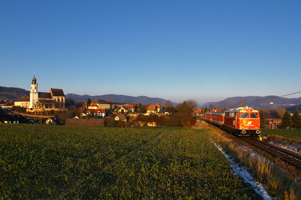 Abschiedfahrt auf der Donauuferbahn. 2043 005 fhrt mit SDZ 14368 von Spitz nach Linz.
Emmersdorf 27.11.2010