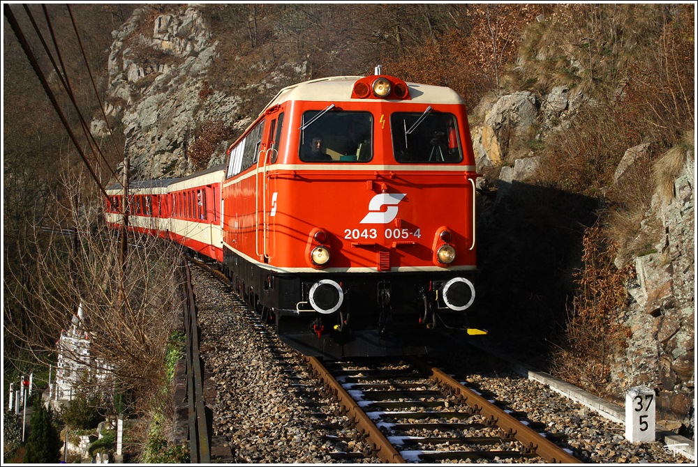 Abschiedfahrt auf der Donauuferbahn. 2043 005 f�hrt mit SDZ 14367 von  Linz nach Spitz.
Weitenegg  27.11.2010
