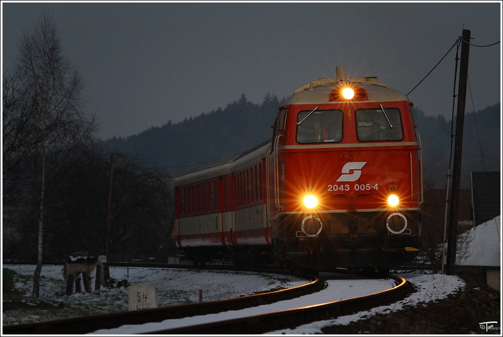 Abschiedfahrt auf der Donauuferbahn. 2043 005 fhrt mit SDZ 14368 von Spitz nach Linz. 
Persenbeug 27.11.2010

