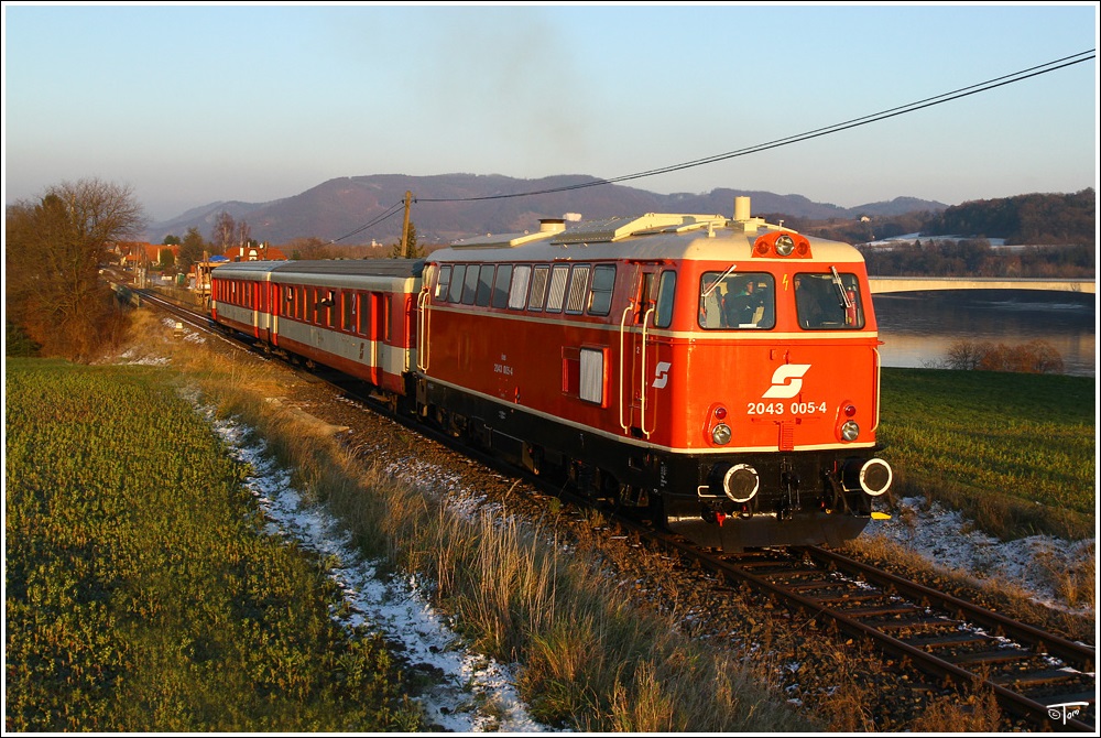 Abschiedfahrt auf der Donauuferbahn. 2043 005 fhrt mit SDZ 14368 von Spitz nach Linz. 
Emmersdorf 27.11.2010

