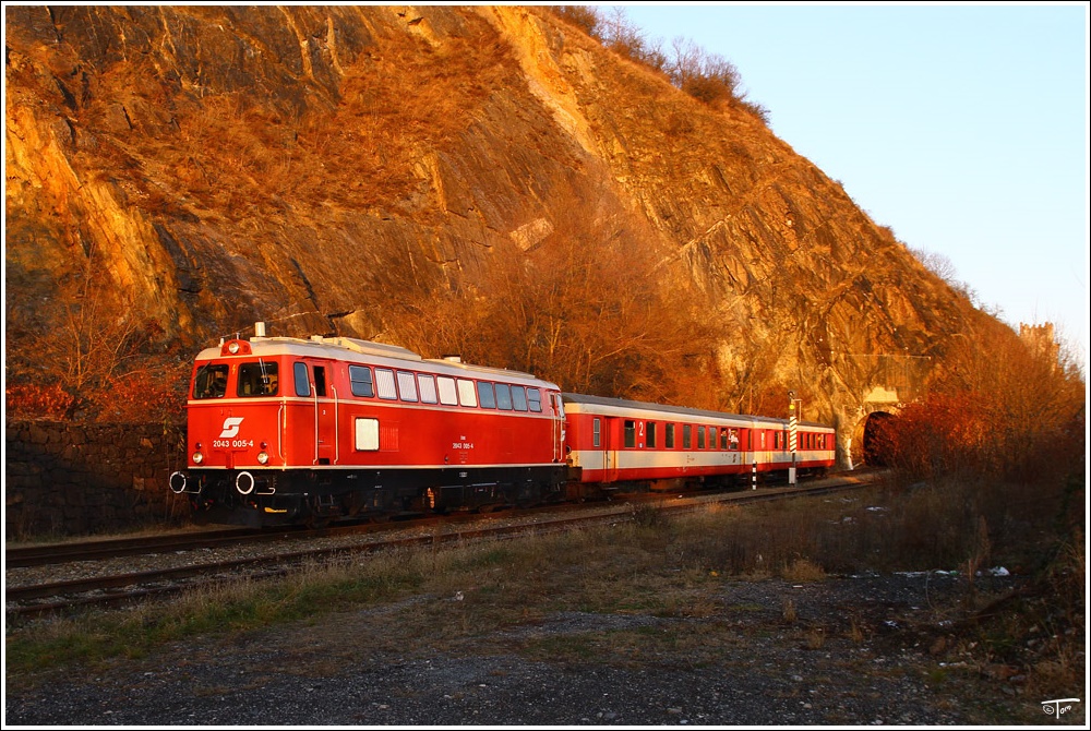 Abschiedfahrt auf der Donauuferbahn. 2043 005 f�hrt mit SDZ 14368 von Spitz nach Linz. 
Weitenegg 27.11.2010

