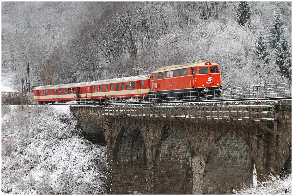 Abschiedfahrt auf der Donauuferbahn. 2043 005 f�hrt mit SDZ 14367 von Linz nach Spitz. 
St.Nikola-Struden 27.11.2010 
