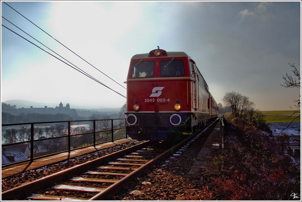 Abschiedfahrt auf der Donauuferbahn. 2043 005 fhrt mit SDZ 14367 von Linz nach Spitz.Im Hintergrund ist die Silhouette von Stift Melk zu sehen.
Emmersdorf 27.11.2010 


