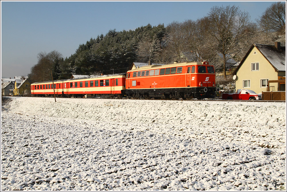 Abschiedfahrt auf der Donauuferbahn. 2043 005 fhrt mit SDZ 14367 von Linz nach Spitz an der Donau. 
Persenbeug 27.11.2010 