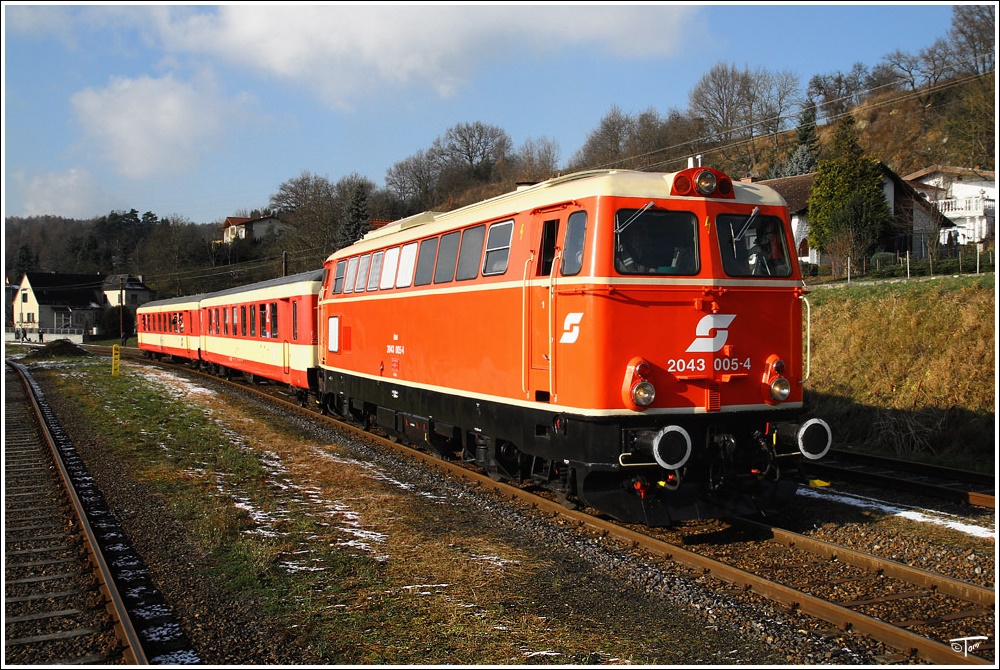 Abschiedfahrt auf der Donauuferbahn.
2043 005 fhrt mit SDZ 14367 von Linz nach Spitz. 
Klein Pchlarn 27.11.2010

