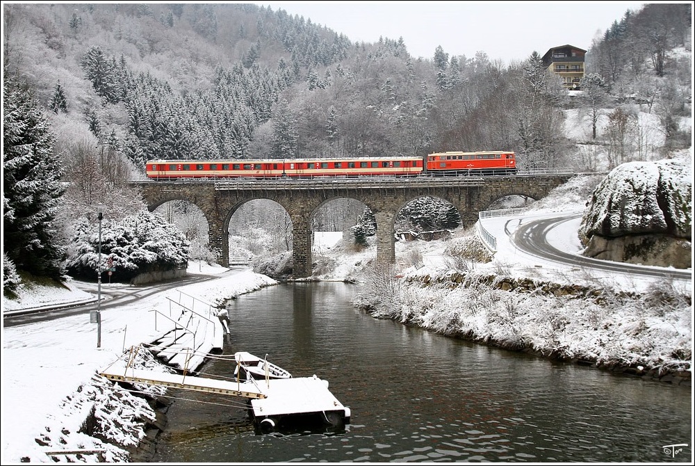 Abschiedfahrt auf der Donauuferbahn.
2043 005 fhrt mit SDZ 14367 von Linz nach Spitz. 
St.Nikola-Struden 27.11.2010

