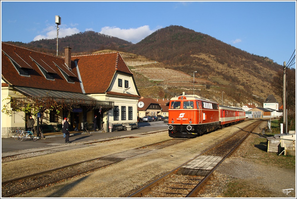Abschiedfahrt auf der Donauuferbahn.
2043 005 fhrt mit SDZ 14368 von Spitz nach Linz.Danke an den Veranstalter fr diese tolle Fahrt. 
Spitz an der Donau 27.11.2010

