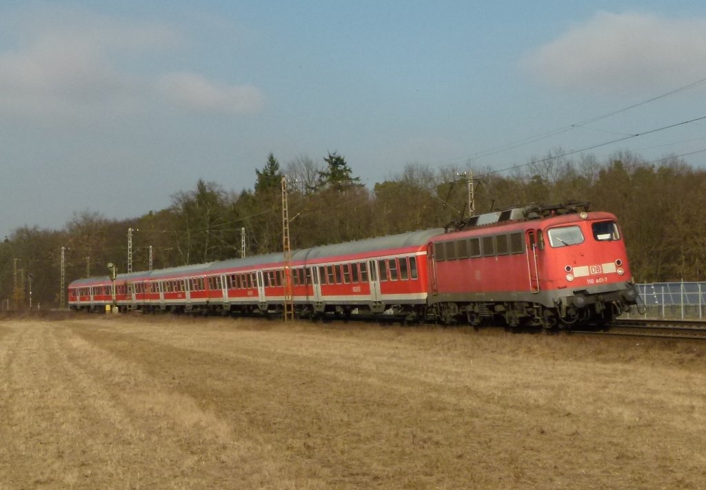 Abschiedsbild fr 110 401-7 die bald verschrottet wird. Am 01.03.2012 ziehte sie den RB Mannheim - Waghusel hier kurz vor Waghusel