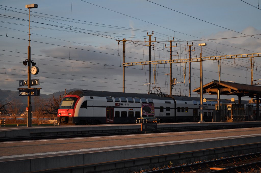 Abschiedsbilder aus Pfffikon SZ: RABe 514 017 wartet als S 8 nach Effretikon auf Gleis 7 am Abend des 31.03.2010