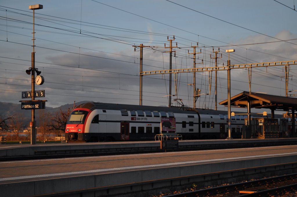 Abschiedsbilder aus Pfffikon SZ: RABe 514 017 wartet als S 8 nach Effretikon auf Gleis 7 am Abend des 31.03.2010