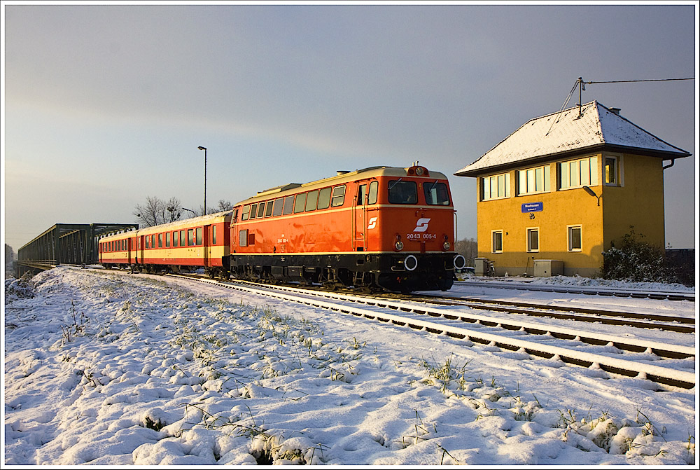 Abschiedsfahrt auf der Donauuferbahn mit der 2043.005 und 2 Schlierenwagen bei der Einfahrt Mauthausen. 27.11.2010 (D14367 Linz-Spitz)
Dank an die Veranstalter f�r diese Sonderzug!