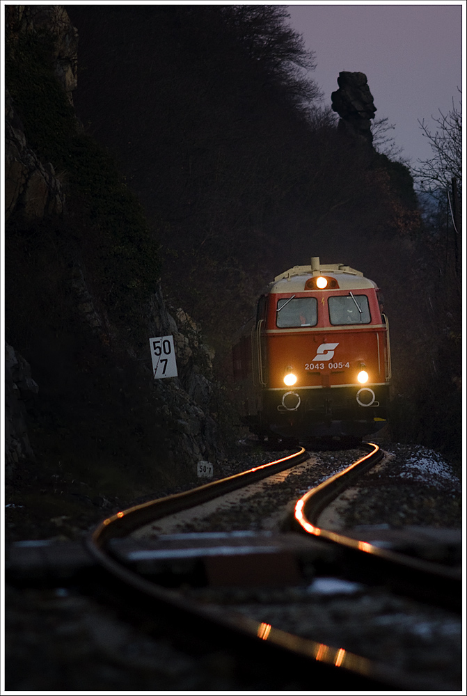Abschiedsfahrt auf der Donauuferbahn mit der 2043.005 und 2 Schlierenwagen. Hier bei der Rckfahrt nach Linz als D14368 bei Granz. 27.11.2010 Dank an die Veranstalter fr diese Sonderzug!