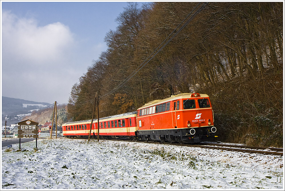 Abschiedsfahrt auf der Donauuferbahn mit der 2043.005 und 2 Schlierenwagen nach Weins-Isperdorf Auhof. 27.11.2010 (D14367 Linz-Spitz) Dank an die Veranstalter fr diese Sonderzug!