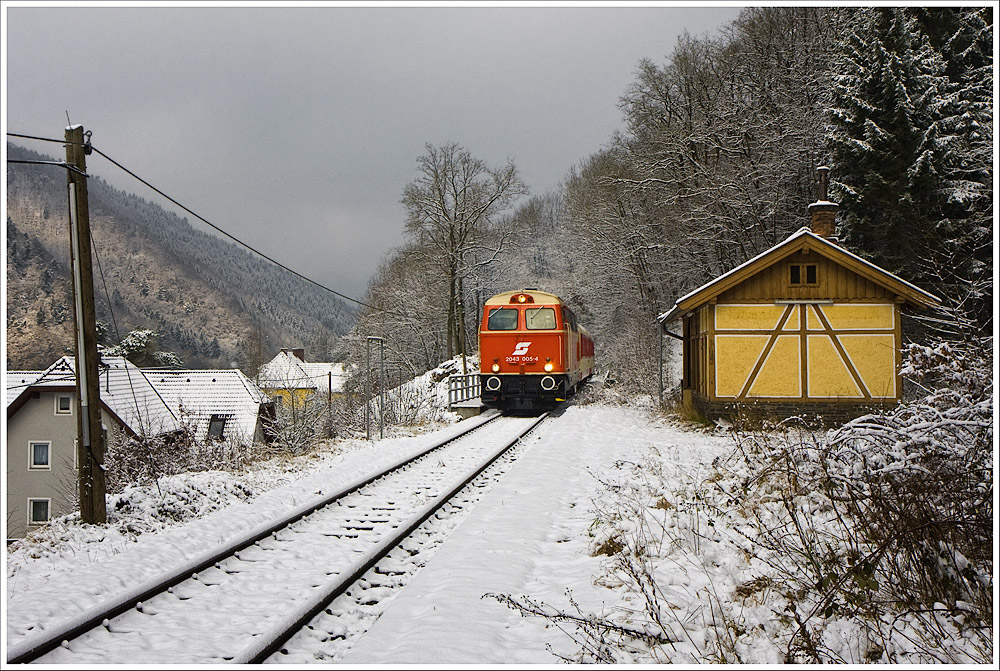 Abschiedsfahrt auf der Donauuferbahn mit der 2043.005 und 2 Schlierenwagen bei Hirschenau-Nchling. 27.11.2010 (D14367 Linz-Spitz) Dank an die Veranstalter fr diese Sonderzug!