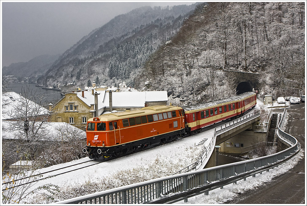 Abschiedsfahrt auf der Donauuferbahn mit der 2043.005 und 2 Schlierenwagen bei Sarmingstein. 27.11.2010 (D14367 Linz-Spitz) Dank an die Veranstalter fr diese Sonderzug!