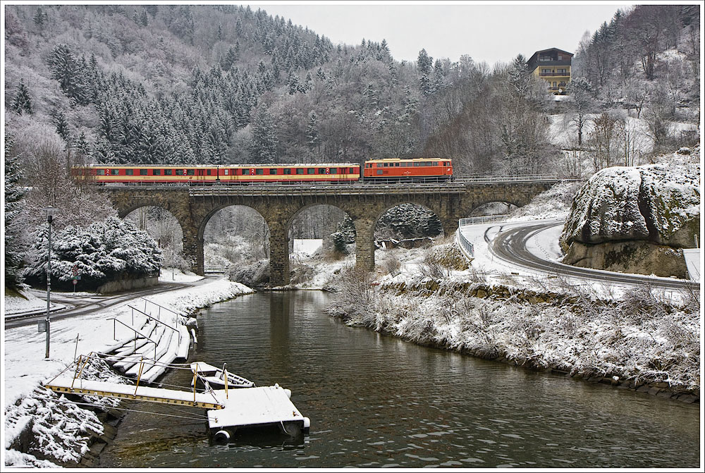Abschiedsfahrt auf der Donauuferbahn mit der 2043.005 und 2 Schlierenwagen bei St. Nikola. 27.11.2010 (D14367 Linz-Spitz) Dank an die Veranstalter fr diese Sonderzug!