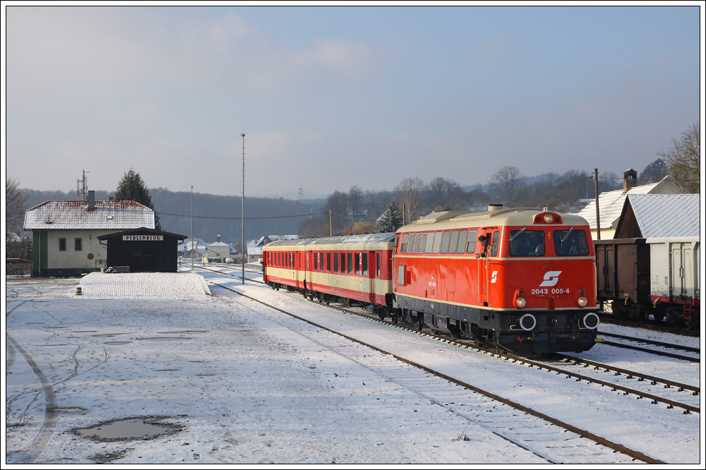Abschiedsfahrt auf der Donauuferbahn - Mit Fahrplanwechsel am 12.12.2010 wird die Donauuferbahn zwischen Sarmingstein und Emmersdorf an der Donau eingestellt. Gelegentlich kommt es zu Nostalgiezgen von Spitz nach Emmersdorf an der Donau. Am 27. November 2010 wurde ein Sonderzug, ausgehend in Linz Hbf, nach Spitz an der Donau mit Strzen in St. Valentin in Verkehr gesetzt. Ein groes Dankeschn mchte ich dem Veranstalter dieser Fahrt aussprechen! Die Aufnahme mit der 2043 005 als Zugtfz mit dem SR 14367 entstand im Bf. Persenbeug.