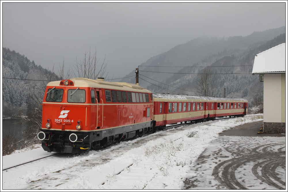 Abschiedsfahrt auf der Donauuferbahn - Mit Fahrplanwechsel am 12.12.2010 wird die Donauuferbahn zwischen Sarmingstein und Emmersdorf an der Donau eingestellt. Gelegentlich kommt es zu Nostalgiezgen von Spitz nach Emmersdorf an der Donau. Am 27. November 2010 wurde ein Sonderzug, ausgehend in Linz Hbf, nach Spitz an der Donau mit Strzen in St. Valentin in Verkehr gesetzt. Ein groes Dankeschn mchte ich dem Veranstalter dieser Fahrt aussprechen! Die Aufnahme mit der 2043 005 als Zugtfz mit dem SR 14367 entstand im Bf. Sarmingstein.