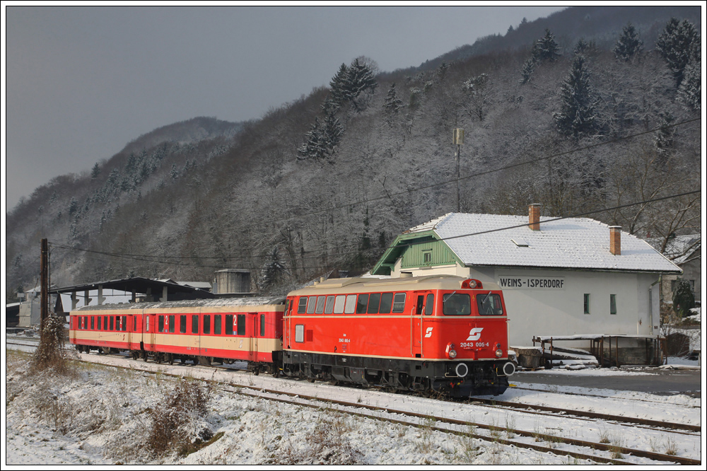 Abschiedsfahrt auf der Donauuferbahn - Mit Fahrplanwechsel am 12.12.2010 wird die Donauuferbahn zwischen Sarmingstein und Emmersdorf an der Donau eingestellt. Gelegentlich kommt es zu Nostalgiezgen von Spitz nach Emmersdorf an der Donau. Am 27. November 2010 wurde ein Sonderzug, ausgehend in Linz Hbf, nach Spitz an der Donau mit Strzen in St. Valentin in Verkehr gesetzt. Ein groes Dankeschn mchte ich dem Veranstalter dieser Fahrt aussprechen! Die Aufnahme mit der 2043 005 als Zugtfz mit dem SR 14367 entstand im Bf. Weins Isperdorf.