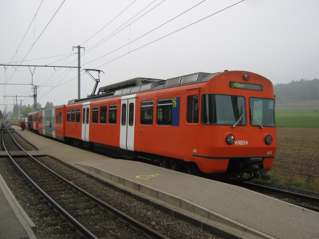 Abschiedsfahrt RBS Be 4/12 Nr. 44 in Btterkinden, 23.10.2011: In den nchsten Tagen wird Zug Nr. 44 als erster seiner Serie, auch genannt  Mandarinli , ausrangiert und abgebrochen. Dieses Fahrzeug ist seit 1974 im Einsatz, damals als Be 4/8 (ohne Mittelwagen). Mittlerweile hat er bereits 3.4 Millionen Kilometer zurckgelegt. Die Abschiedsfahrt fhrte von Worblaufen nach Solothurn und zurck. Das Haupteinsatzgebiet umfasste die Linien: Bern-Unterzollikofen; Bern-Jegenstorf/Urtenen; Bern-Worb Dorf und den  Fraubrunnen Express  Fraubrunnen-Bern. Der Zug wird anschliessend in die Werksttte Worbboden berfhrt, wo er ausgeschlachtet und anschliessend zerlegt wird. Der Mittel wagen wird in ein noch 2-teiliges  Mandarinli  eingesetzt.
