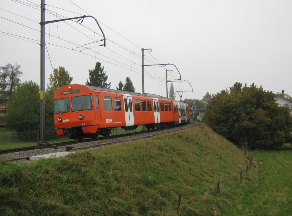 Abschiedsfahrt RBS Be 4/12 Nr. 44 in Btterkinden, 23.10.2011: In den nchsten Tagen wird Zug Nr. 44 als erster seiner Serie, auch genannt  Mandarinli , ausrangiert und abgebrochen. Dieses Fahrzeug ist seit 1974 im Einsatz, damals als Be 4/8 (ohne Mittelwagen). Mittlerweile hat er bereits 3.4 Millionen Kilometer zurckgelegt. Die Abschiedsfahrt fhrte von Worblaufen nach Solothurn und zurck. Das Haupteinsatzgebiet umfasste die Linien: Bern-Unterzollikofen; Bern-Jegenstorf/Urtenen; Bern-Worb Dorf und den  Fraubrunnen Express  Fraubrunnen-Bern. Der Zug wird anschliessend in die Werksttte Worbboden berfhrt, wo er ausgeschlachtet und anschliessend zerlegt wird. Der Mittel wagen wird in ein noch 2-teiliges  Mandarinli  eingesetzt.
