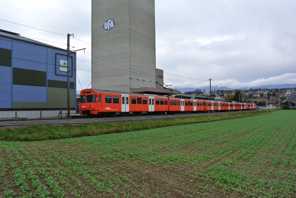 Abschiedsfahrt der zweiteiligen Mandarinli: Im Bild ist der Fotoextrazug, bestehend aus den Be 4/8 42, 45 und 43, bei Ausfahrt in Lohn-Lterkofen, 14.10.2012.