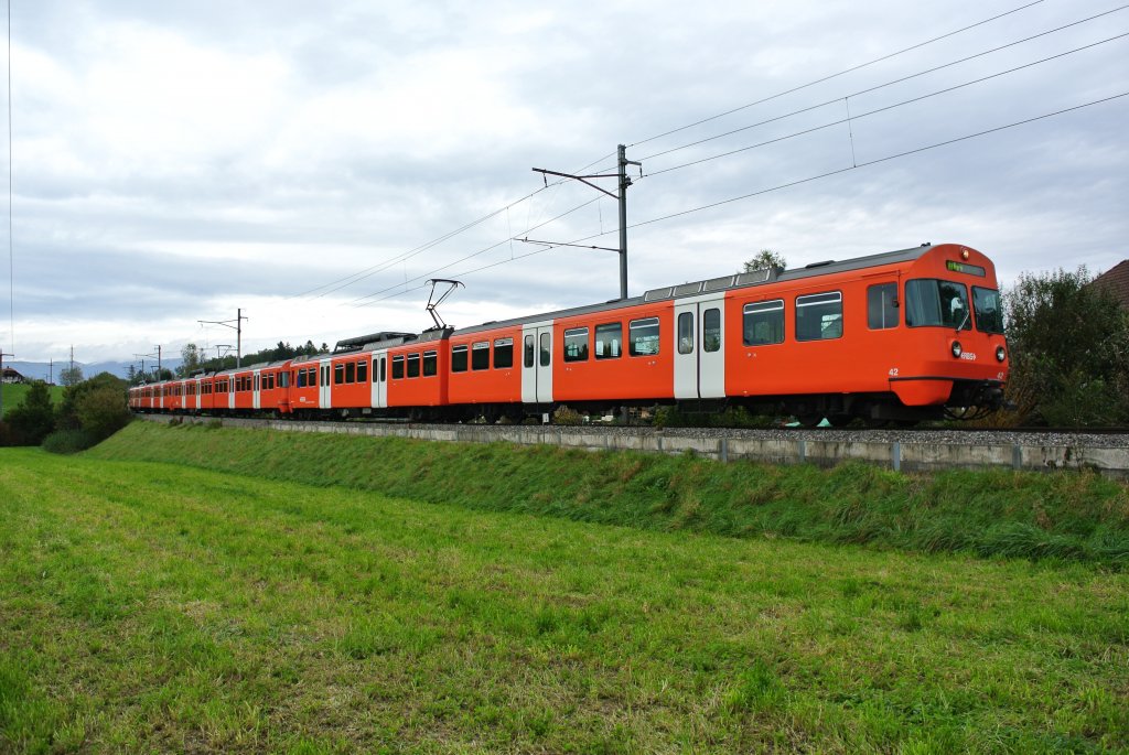 Abschiedsfahrt der zweiteiligen Mandarinli: Im Bild ist der Fotoextrazug, bestehend aus den Be 4/8 42, 45 und 43, bei einem Fotohalt zwischen der ehem. Haltestelle Kttigkofen-Kriligen und Btterkinden, 14.10.2012.
 
