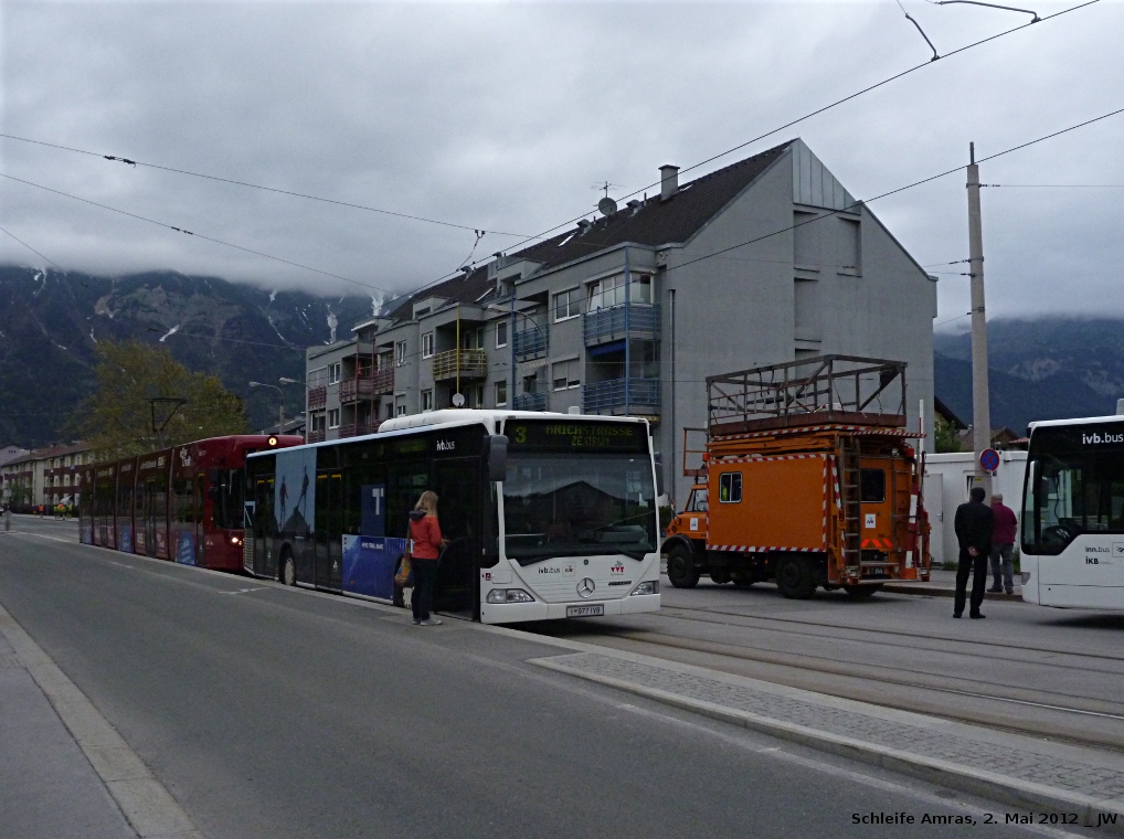 Abschiedsszenen in Amras: 306 steht hinter einem der schon ausgerckten Fahrzeuge des Schienenersatzverkehrs: in etwa einer Stunde werden die letzten Plankurse die Schleife passieren. Anfang Mai 2012 kHds