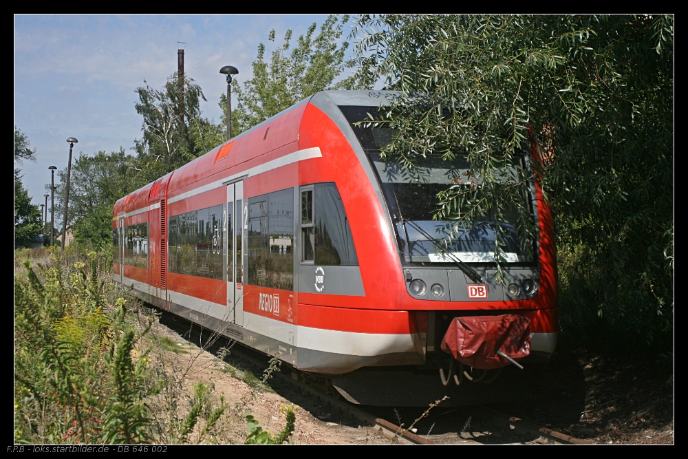 Abseits auf einem Stumpfgleis steht 646 002 abgestellt (Fotografiert von einem Parkplatz direkt daneben, gesehen Angermnde 21.08.2010)