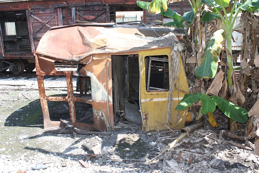 Abseits vom Rest der Lokomtive liegt das Führerhaus der verunglückten ALS 4127 (Co'Co', de, Alsthom, Bj.1974/75); Depot Uttaradit am 26.Oktober 2011.