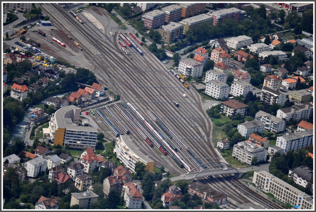 Abstellanlage und Freiverlad von SBB (linke Seite) und RhB (rechte Seite) in Chur. (09.08.2012)