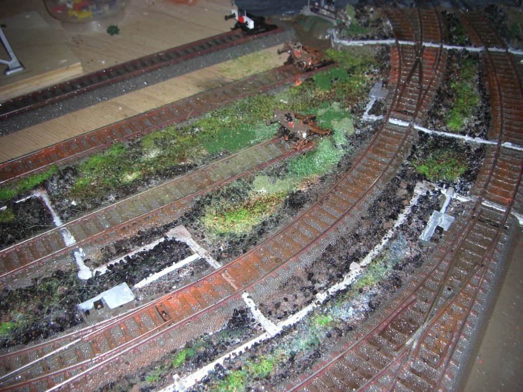 Abstellgleise mit gealtertem Prellbock davor die Einfahrt in  den Bahnhof Gglingen