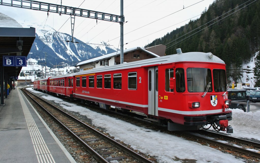 ABt 1716+1713 mit B 2417 und Be 4/4 514 warten in Klosters Platz auf den nchsten Einsatz, 09.03.2013.