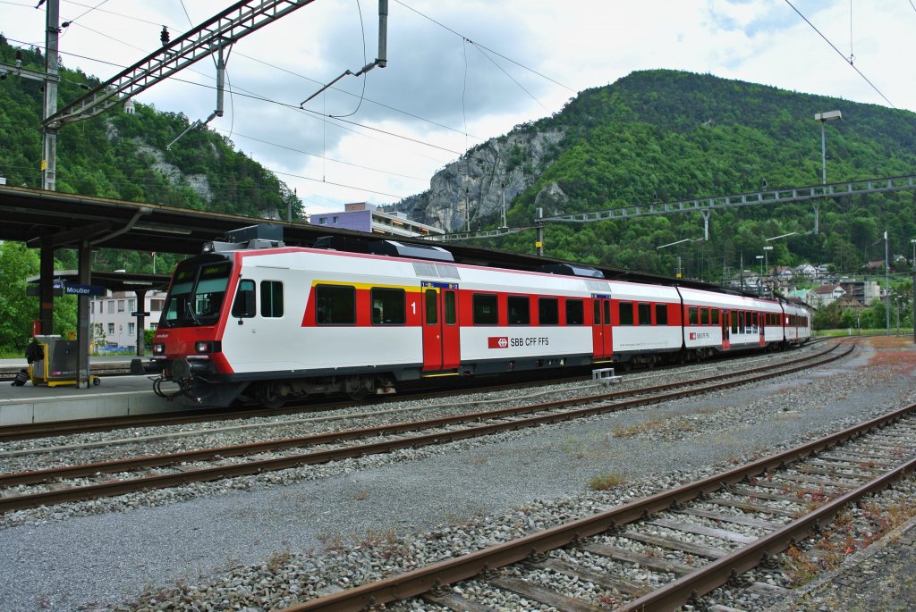ABt 50 85  39-43 894-7, B INOVA 182-9 und RBDe 560 274-3 als Regio 5246 in Moutier. Da der Zug fr RegionAlps bestimmt ist, wurde er nach dem Umbau zum Domino bereits rot lackiert. Ausserdem hat er, wie im Wallis blich, nur ein kleines 1. Kl. Abteil, 09.06.2013.

