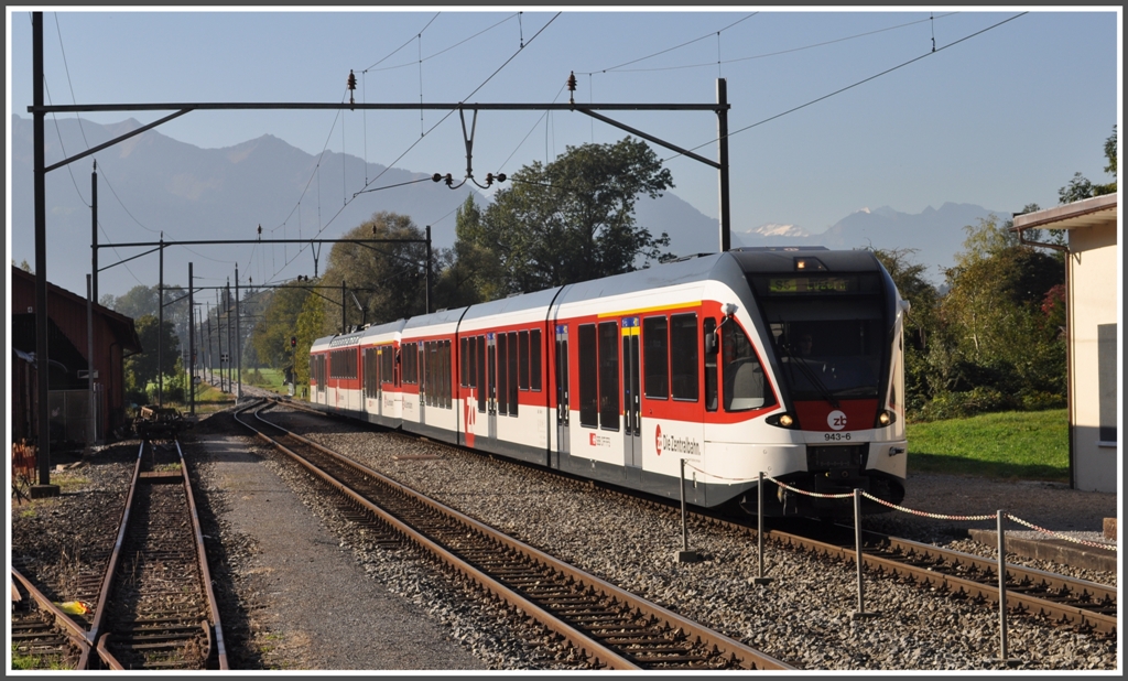 ABt 943-6 mit schiebendem Spatz ABe 130 009-4 fhrt in Alpnachstad ein. (04.10.2011)