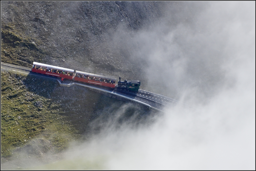 Abtauchen ins Nebelmeer... Der Zug mit Lok 16 kurz vor Oberstafel. (September 2012)