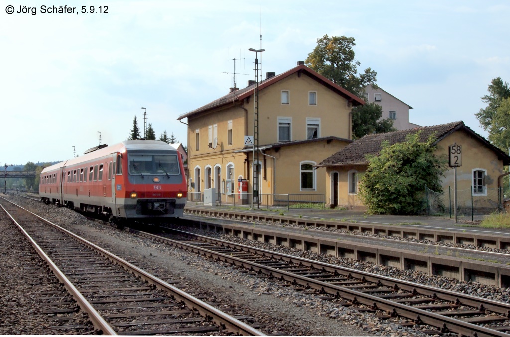 Acht Jahre sp�ter h�lt 610 010 als RE 3595 in Sulzbach-Rosenberg H�tte. Das Angebot wurde auf 6 Stopps Richtung N�rnberg und 4 Stopps Richtung Amberg erweitert, ein paar davon auch am Wochenende.