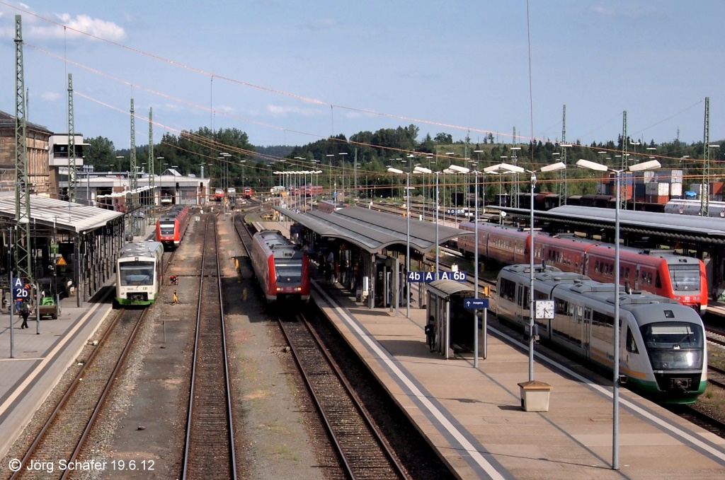 Acht Jahre spter hat sich in Hof beim Blick von der Brcke nach Sden wenig gendert: Zahlreiche Triebwagen stehen auf den umfangreichen Gleisanlagen. Die weien Zge der Baureihen 642 und 650 sind allerdings keine „Sorgenkinder“ mehr. (19.6.12)
