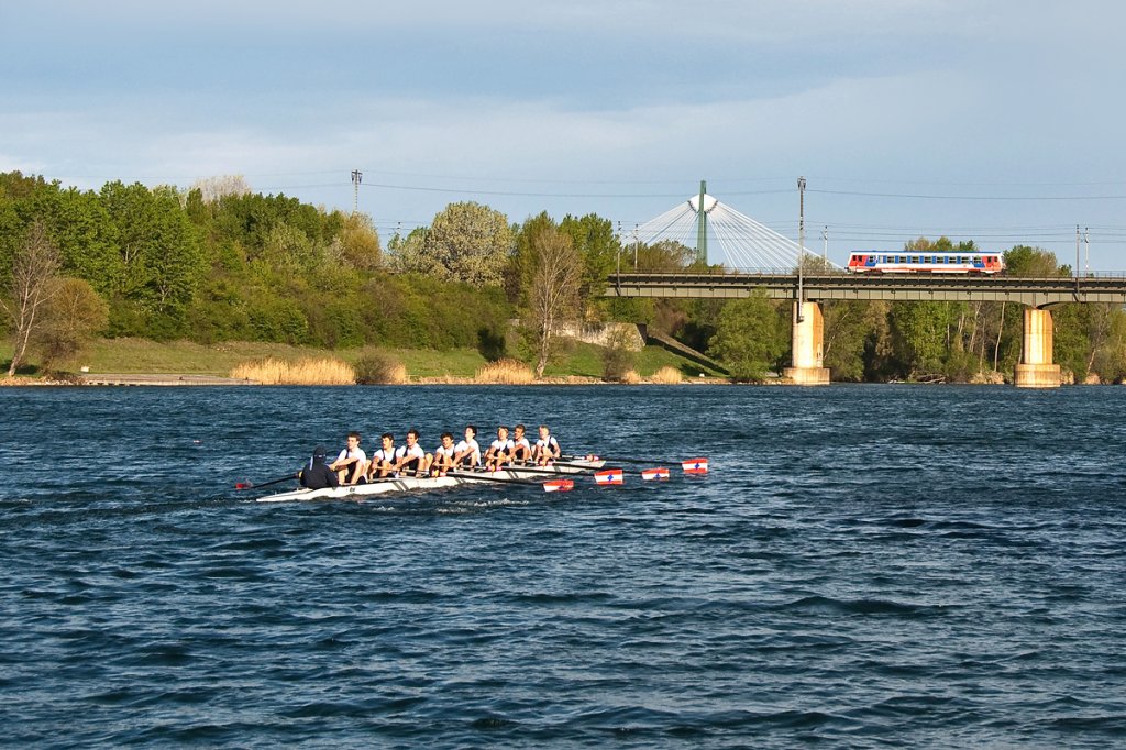 Achter mit Steuermann und 5047 von Marchegg Richtung Wien Sdbahnhof (Ost), so gesehen am 22.04.2012, kurz nach Wien Lobau.