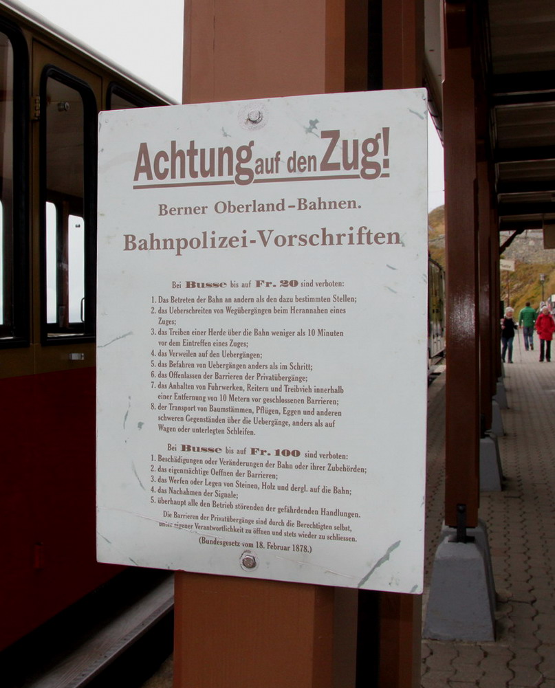  Achtung auf den Zug  Warnschild (gemss Bundesgesetz von 1878)in der Station Schynige Platte am 02.10.12