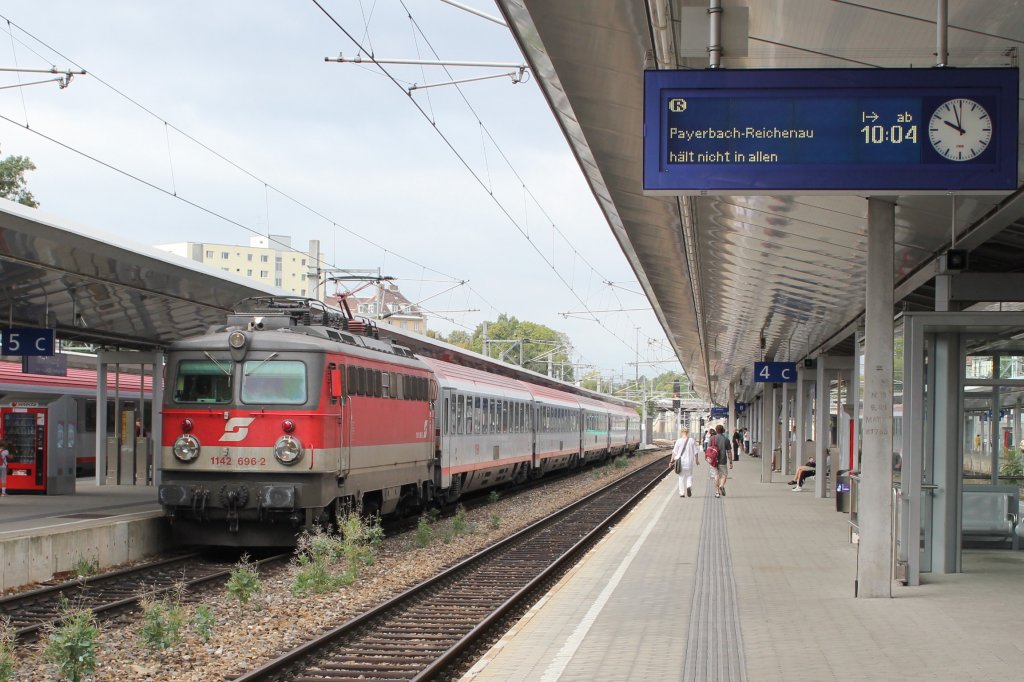 Achtung Bahnsteig 5, BB IC 250 von Maribor ber Spielfeld-Strass (Sd), Graz Hauptbahnhof (G), Bruck an der Mur (Bm), Mrzzuschlag (Mz) und Wiener Neustadt Hauptbahnhof (Nb), fhrt ein. Als Triebfahrzeug dient die 1142 696 ab Spielfeld; am 20.08.2011