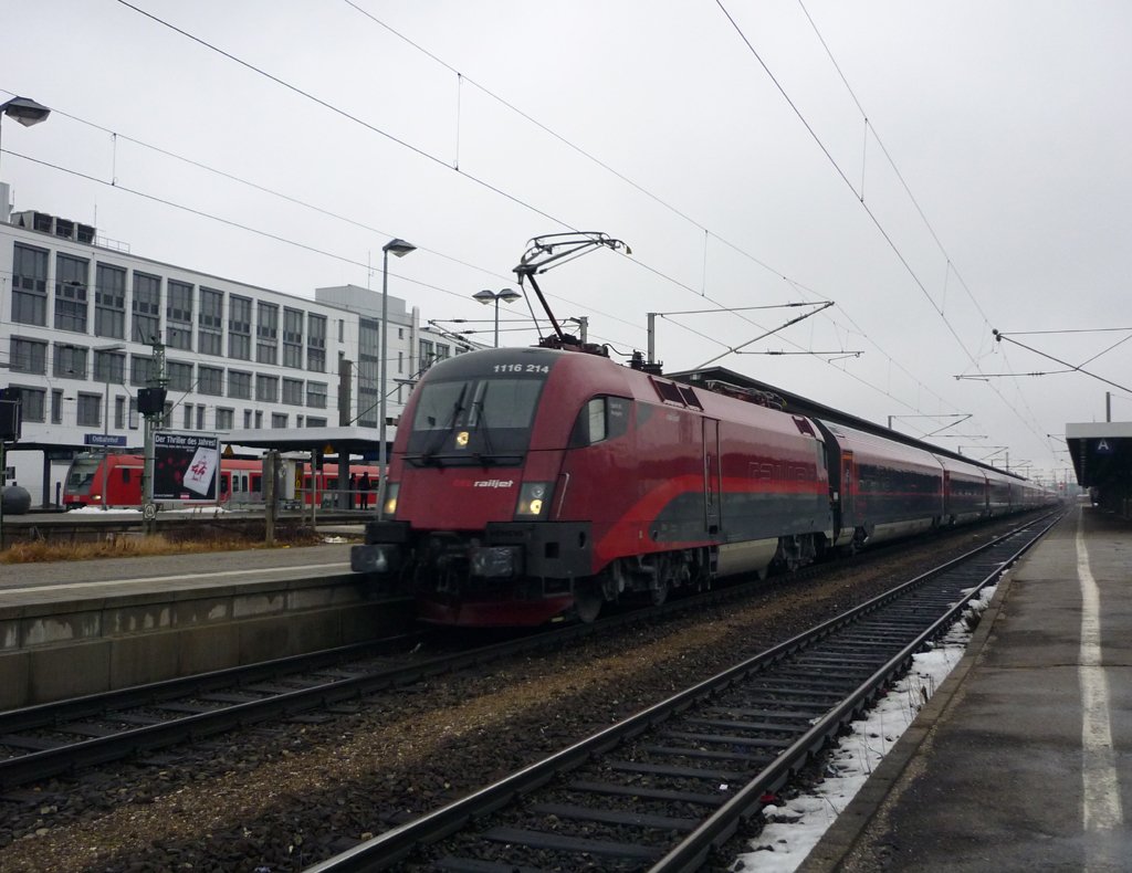 Achtung Bahnsteig 6 Zug fhrt durch, es handelt sich hierbei um RJ 262, 1116 214 in Mnchen Ost, am 06.02.2010
