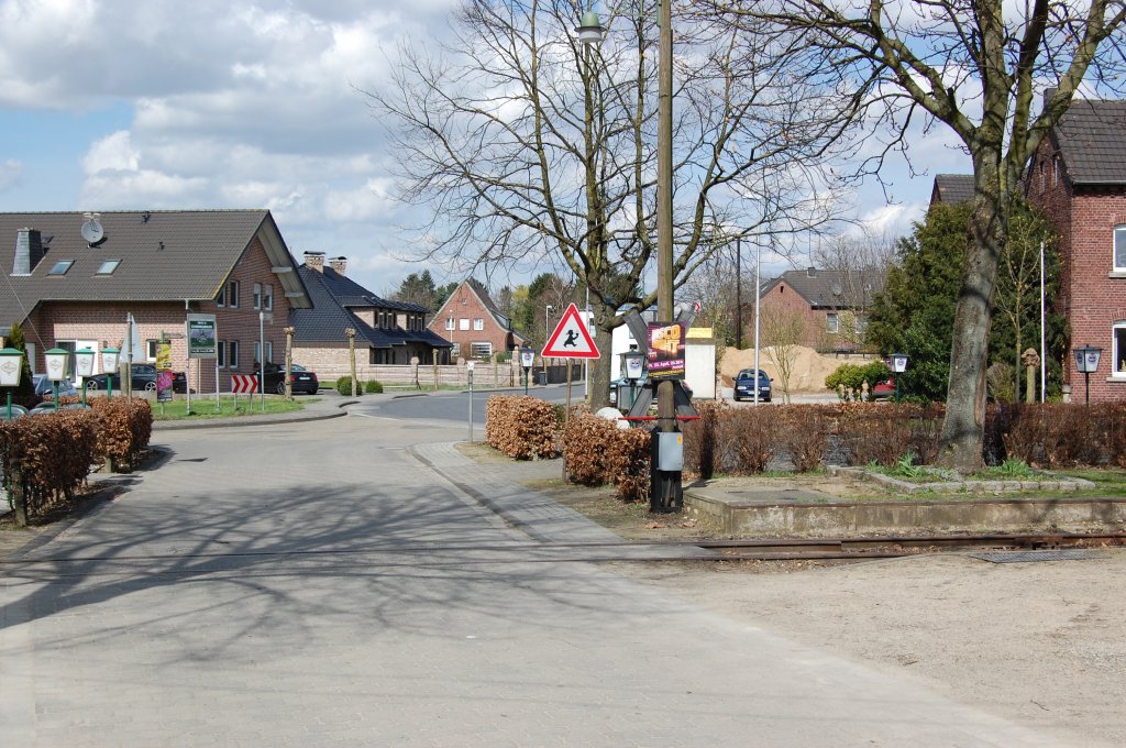 Achtung nach dem berqueren des Bahnbergangs, unbedingt auf das Servicepersonal der Bahnhofsgaststtte achten, da das Zugpersonal sonst nicht den Dienst vernnftig ausben kann. (ohne Mampf, keinen Kampf)Bahnbergang Selfkantbahn Endbahnhof Schierwaldenrath. 2.4.2010 daher kein Aprilscherz.