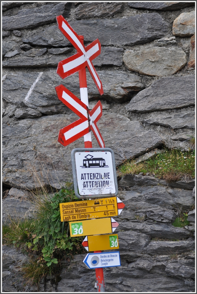  Achtung Zug  - Fussgngerbergang in der Station Alp Grm. (12.08.2012)