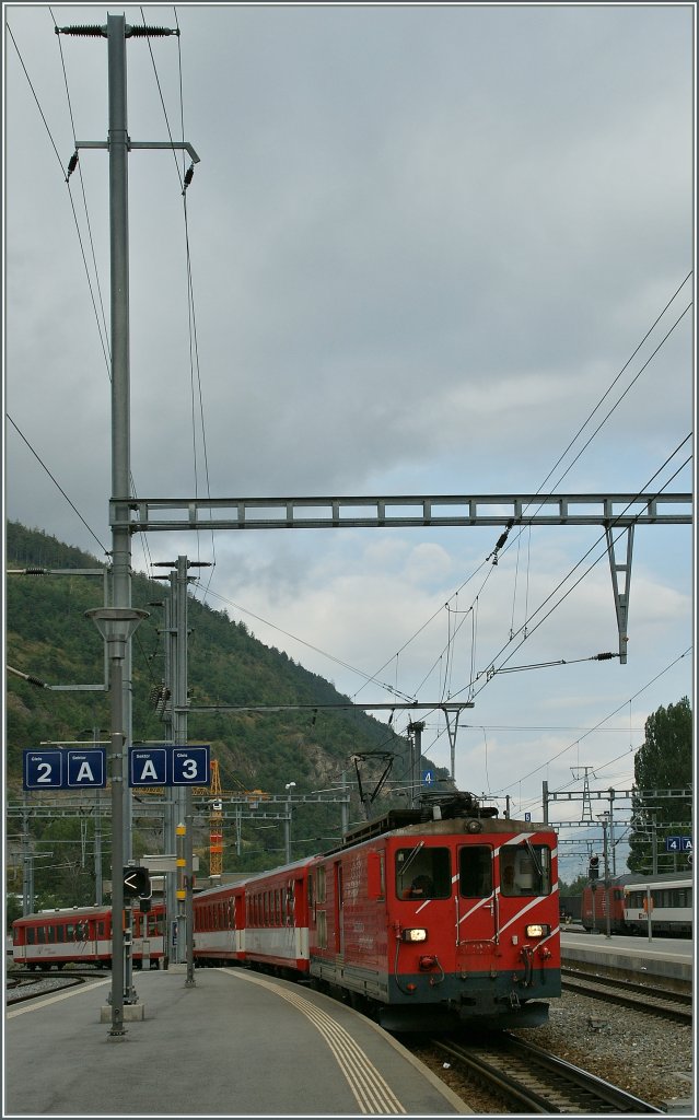  Achtung - Zugsdurchfahrt  stand auf dem Zugzielanzeiger, als dieser MGB (ex FO) Triebzug auf Gleis 3 in Visp auftauchte.
3. August 2012