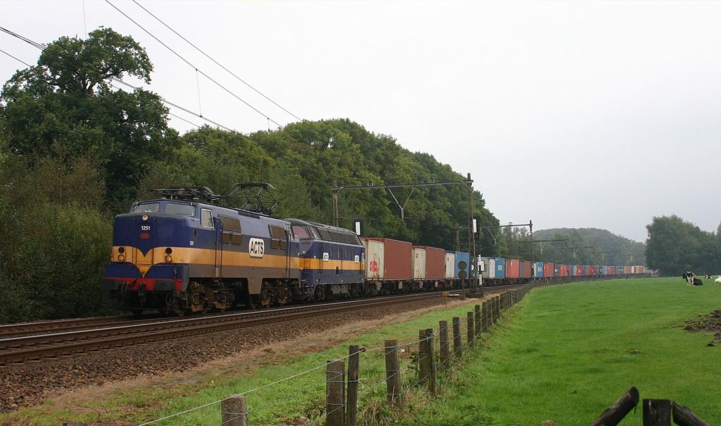ACTS 1251 gekoppelt mit einer Diesellok ist am 3.10.2004 mit einem 
Containerzug bei Nijkerk in Richtung Amersfoort unterwegs.