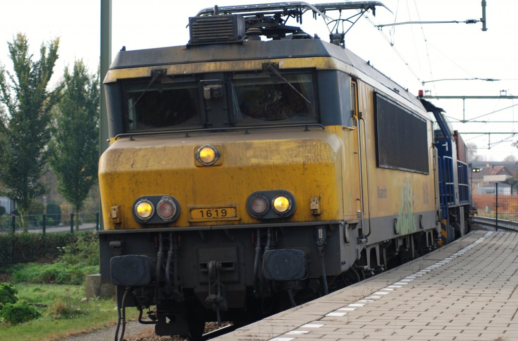 ACTS 1619 mit ein containershuttle, Harderwijk, 31/10/09.