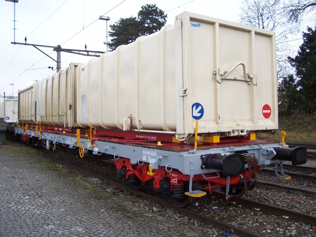 ACTS-Wagen Slps-x (33 85 4727 076-3) in Kreuzlingen Hafen am 05.12.2009.
Ist das ein neues Farbkonzept von ACTS (hellgrauer Rahmen und rote Drehgestelle) oder war das nur ein Farbversuch?