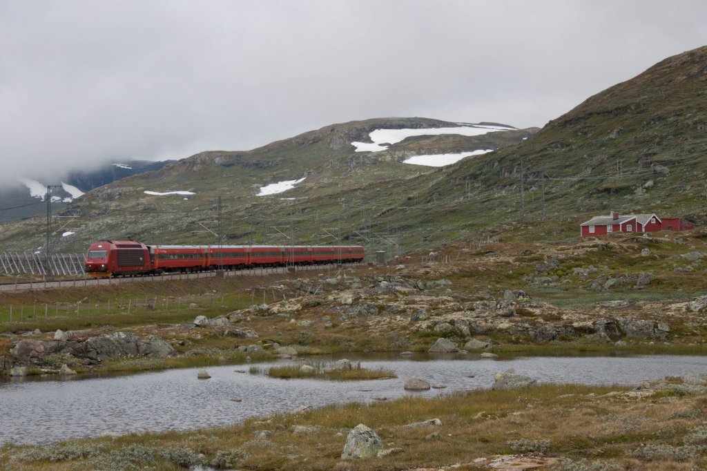  Actually you won't find any really sunny day up here!  
Das sagte der Httenwart der DNT-Finsehtte eine gute Stunde nach dieser Aufnahme zu mir... Na dann: El 18 2247 mit Regiontog 602 (Bergen-Oslo S) in typischer Fjellatmosphre abgelichtet - ist doch auch was! 
23.August 2012 zwischen Finse und Haugastl